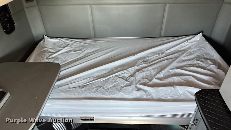 image for item YA1029 2019 Kenworth T680 semi truck