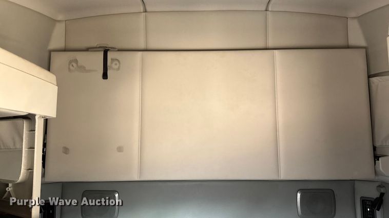 image for item YA1029 2019 Kenworth T680 semi truck