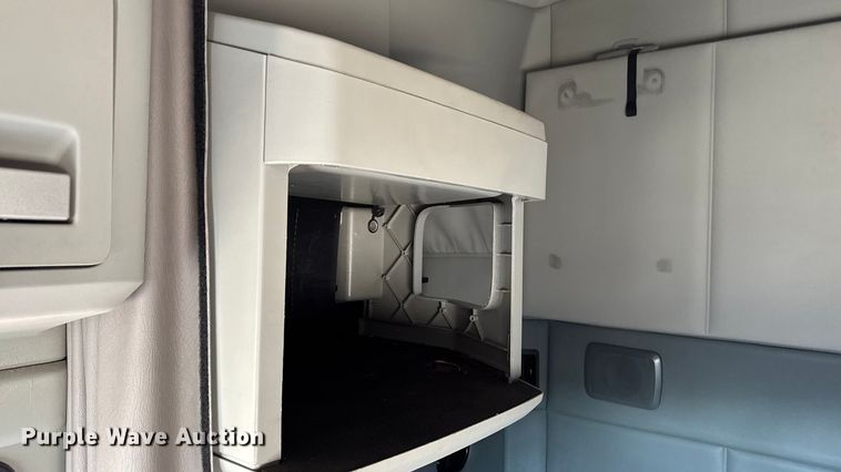 image for item YA1029 2019 Kenworth T680 semi truck