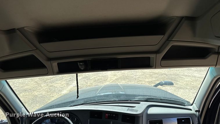 image for item YA1029 2019 Kenworth T680 semi truck