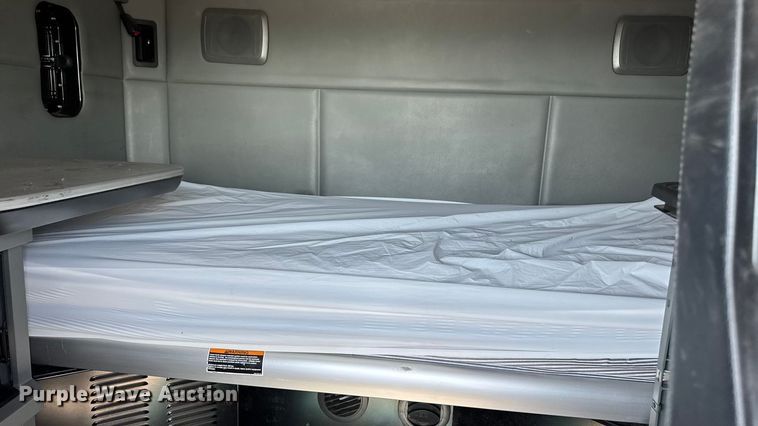 image for item YA1029 2019 Kenworth T680 semi truck