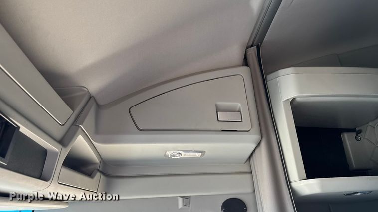 image for item YA1029 2019 Kenworth T680 semi truck