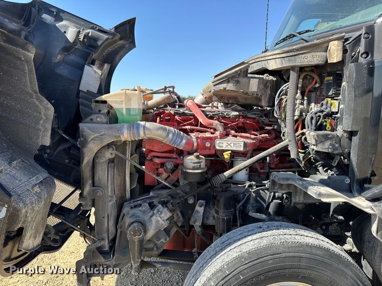 image for item YA1029 2019 Kenworth T680 semi truck