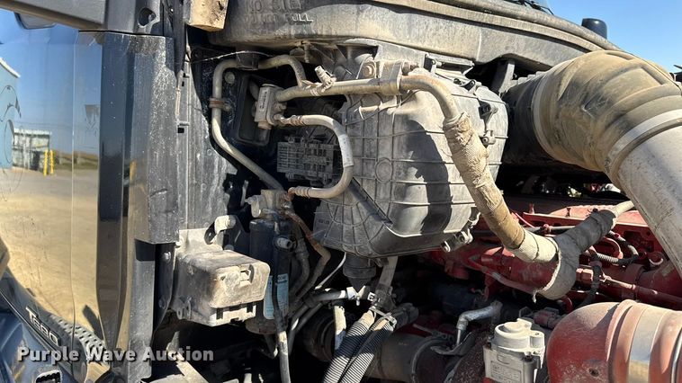 image for item YA1029 2019 Kenworth T680 semi truck