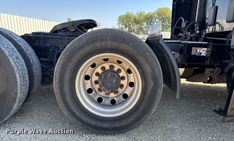 image for item YA1029 2019 Kenworth T680 semi truck