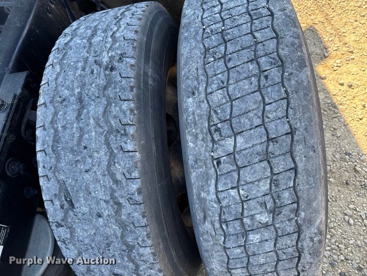 image for item YA1029 2019 Kenworth T680 semi truck