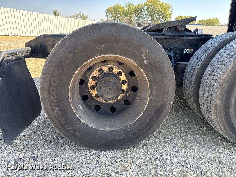 image for item YA1029 2019 Kenworth T680 semi truck