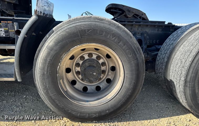 image for item YA1029 2019 Kenworth T680 semi truck