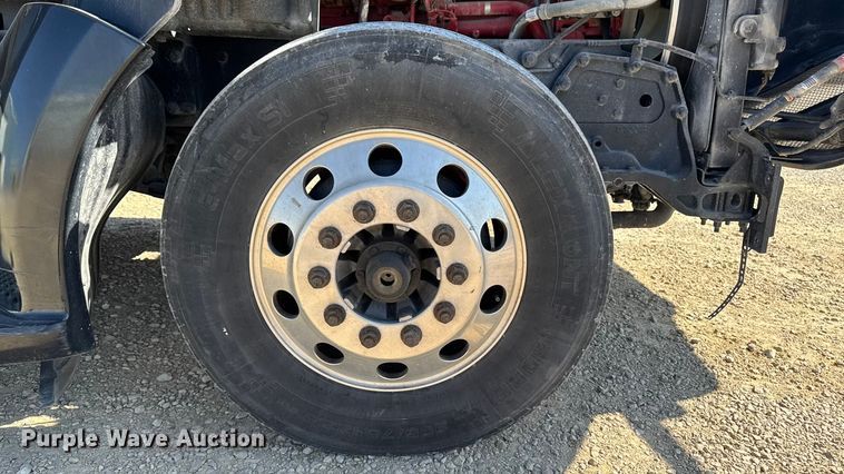 image for item YA1029 2019 Kenworth T680 semi truck