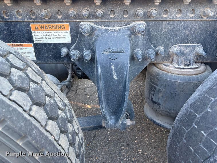 image for item YA1030 2020 Freightliner Cascadia semi truck