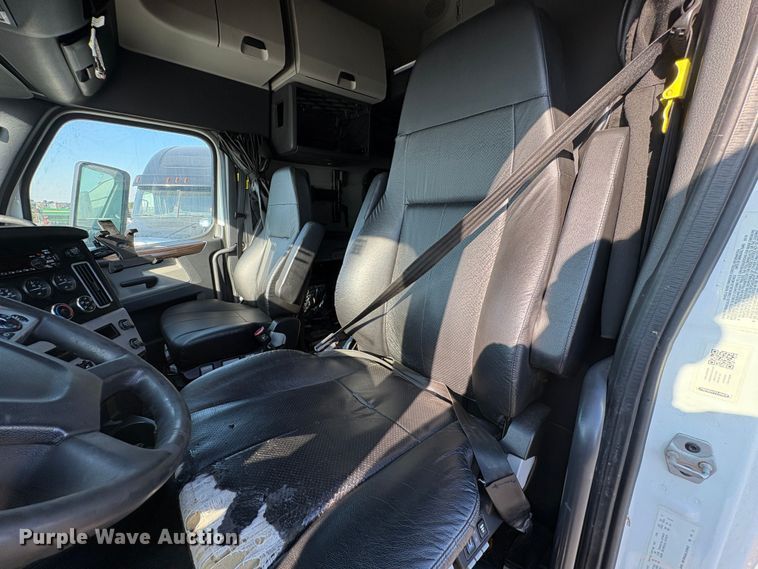 image for item YA1030 2020 Freightliner Cascadia semi truck