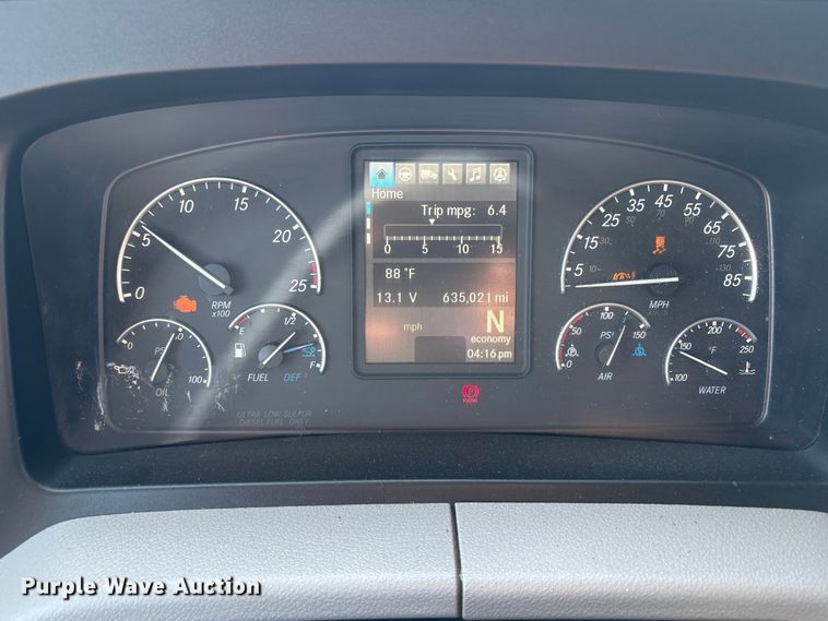 image for item YA1030 2020 Freightliner Cascadia semi truck