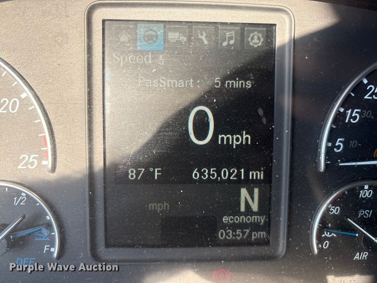 image for item YA1030 2020 Freightliner Cascadia semi truck