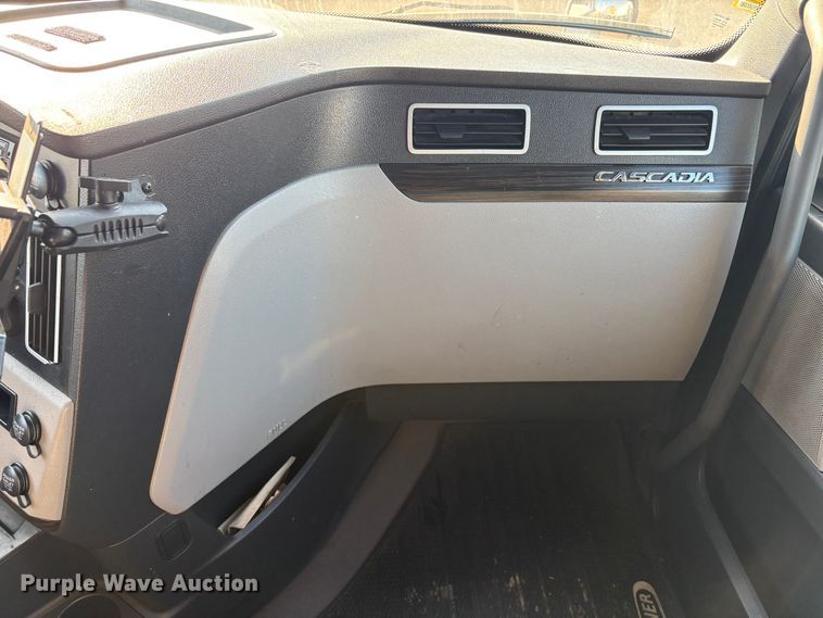 image for item YA1030 2020 Freightliner Cascadia semi truck