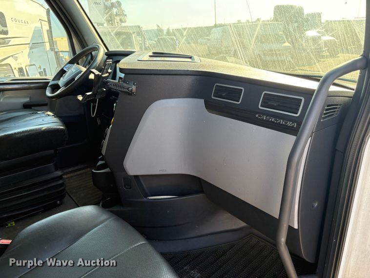 image for item YA1030 2020 Freightliner Cascadia semi truck