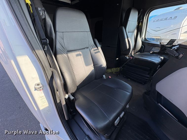 image for item YA1030 2020 Freightliner Cascadia semi truck