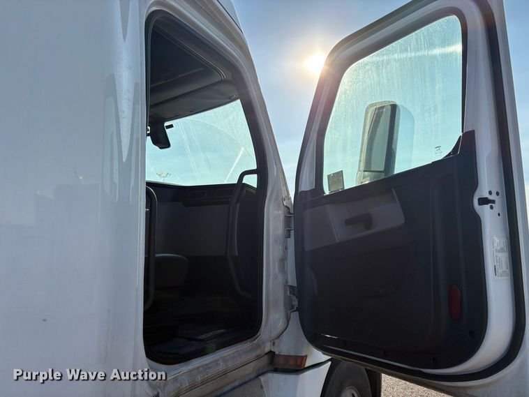 image for item YA1030 2020 Freightliner Cascadia semi truck