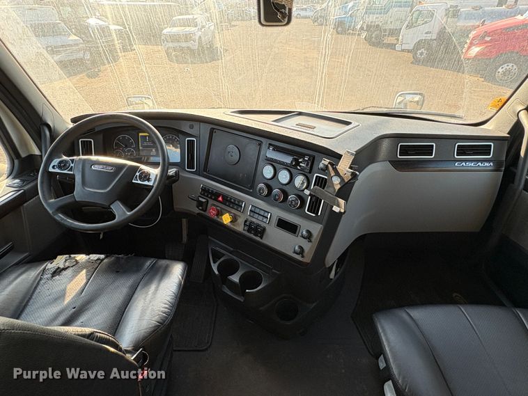 image for item YA1030 2020 Freightliner Cascadia semi truck