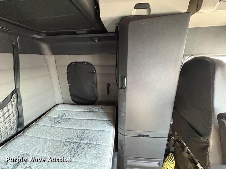 image for item YA1030 2020 Freightliner Cascadia semi truck