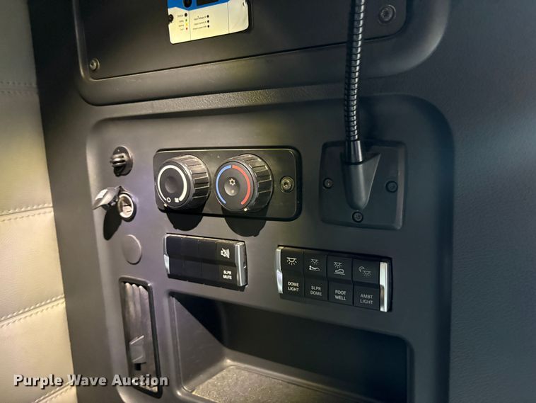 image for item YA1030 2020 Freightliner Cascadia semi truck