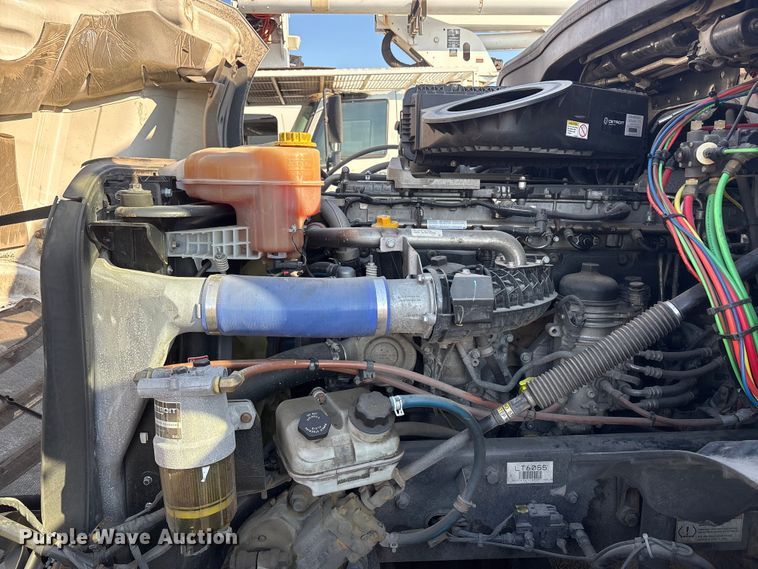 image for item YA1030 2020 Freightliner Cascadia semi truck