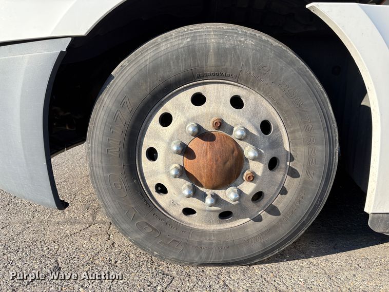 image for item YA1030 2020 Freightliner Cascadia semi truck