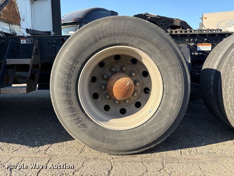 image for item YA1030 2020 Freightliner Cascadia semi truck