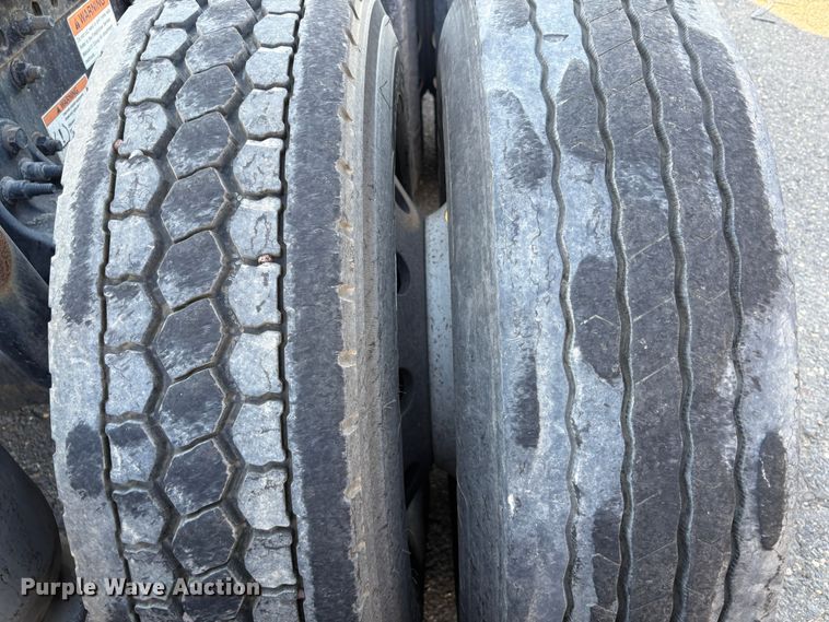 image for item YA1030 2020 Freightliner Cascadia semi truck