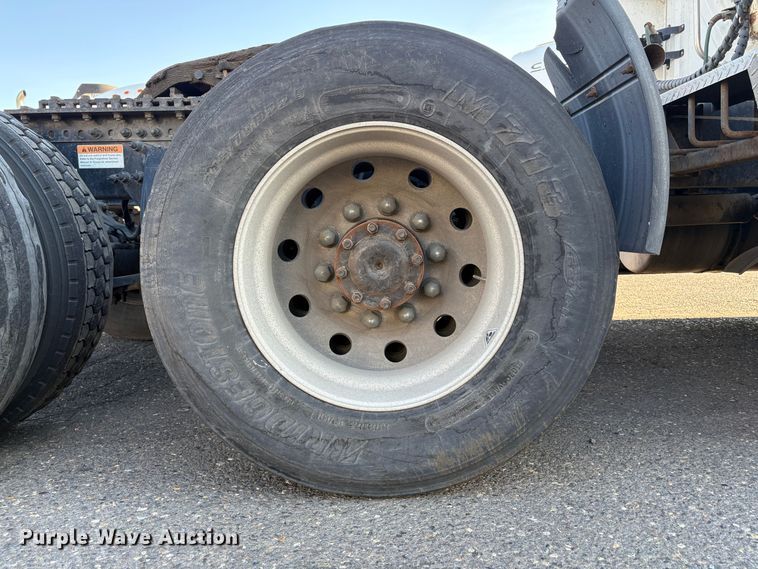 image for item YA1030 2020 Freightliner Cascadia semi truck