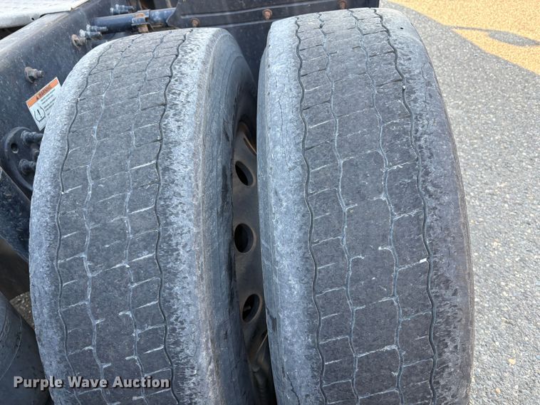 image for item YA1030 2020 Freightliner Cascadia semi truck