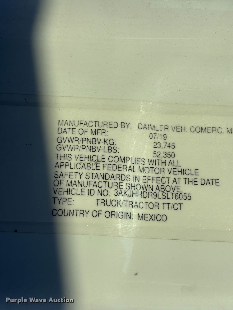 image for item YA1030 2020 Freightliner Cascadia semi truck