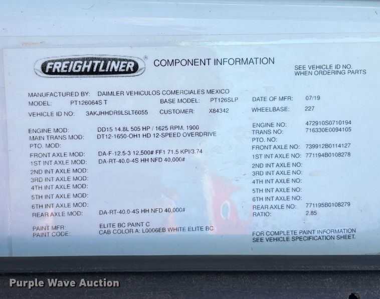 image for item YA1030 2020 Freightliner Cascadia semi truck