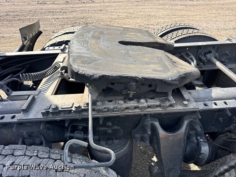 image for item YA1041 2019 International LT625 semi truck