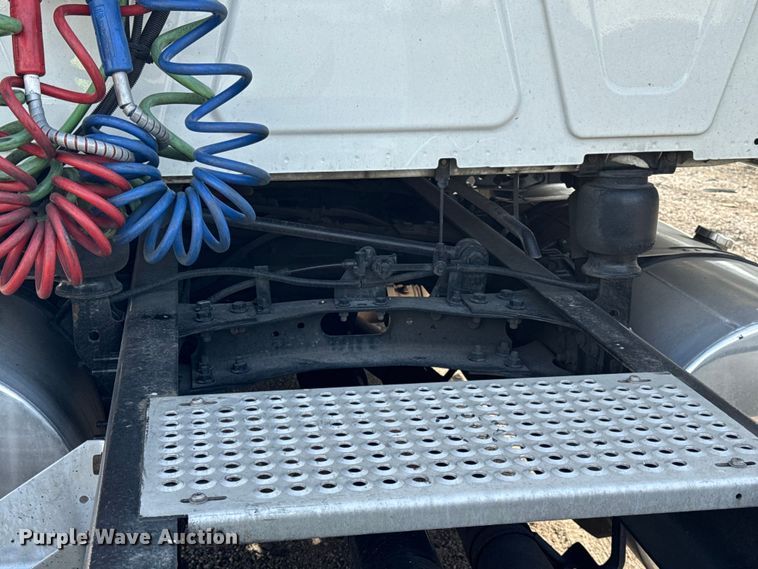 image for item YA1041 2019 International LT625 semi truck