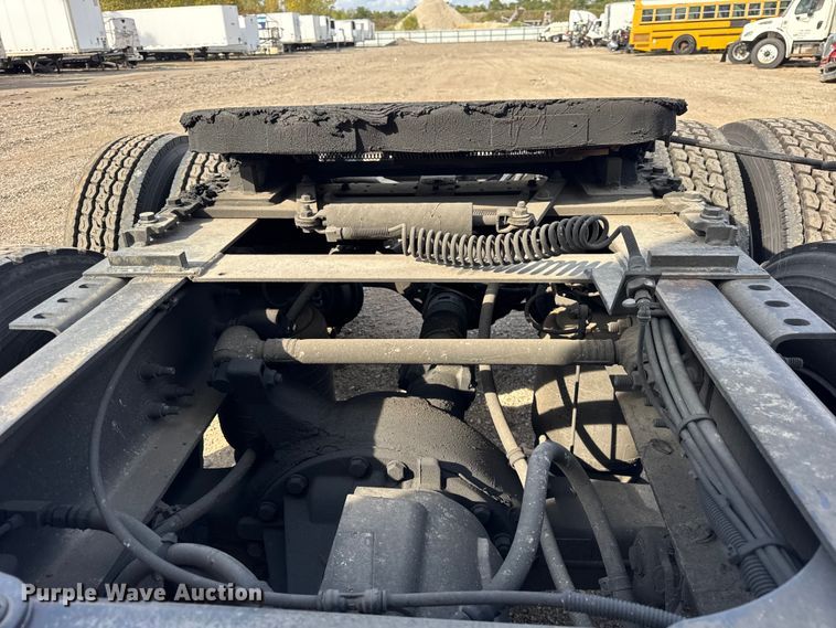 image for item YA1041 2019 International LT625 semi truck