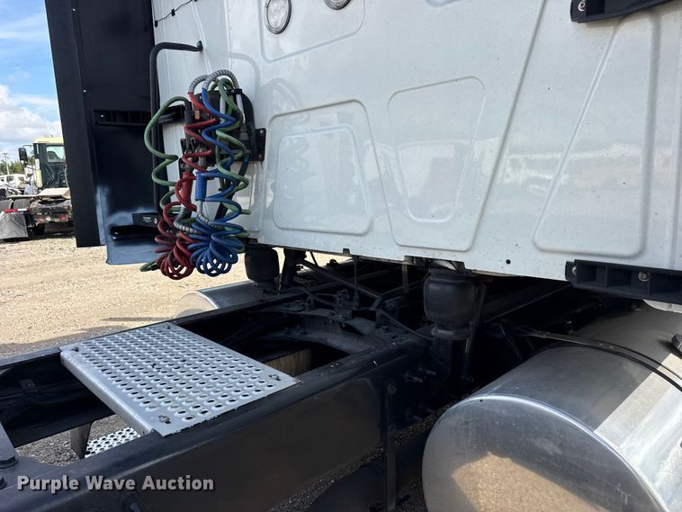 image for item YA1041 2019 International LT625 semi truck