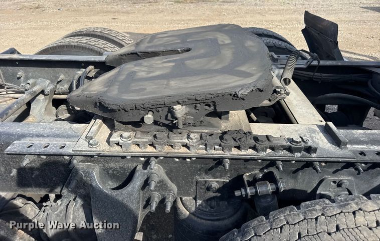 image for item YA1041 2019 International LT625 semi truck