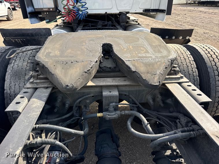 image for item YA1041 2019 International LT625 semi truck