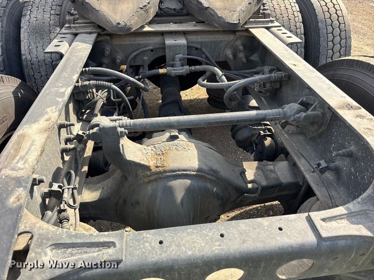 image for item YA1041 2019 International LT625 semi truck