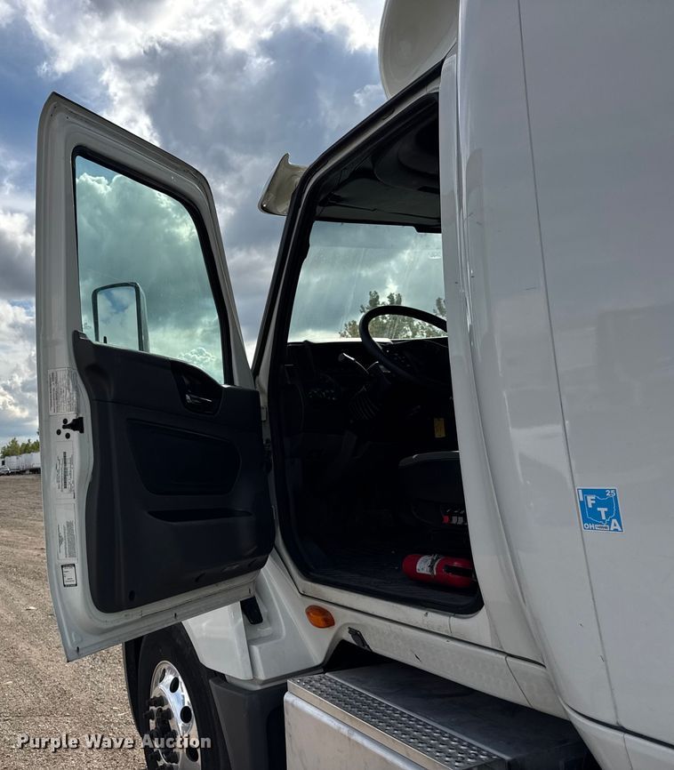 image for item YA1041 2019 International LT625 semi truck