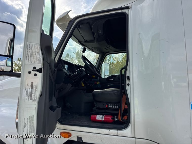 image for item YA1041 2019 International LT625 semi truck