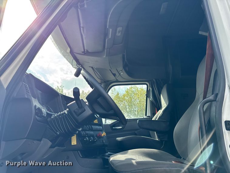 image for item YA1041 2019 International LT625 semi truck