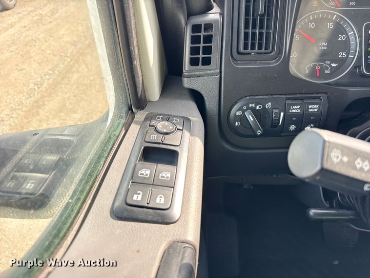 image for item YA1041 2019 International LT625 semi truck