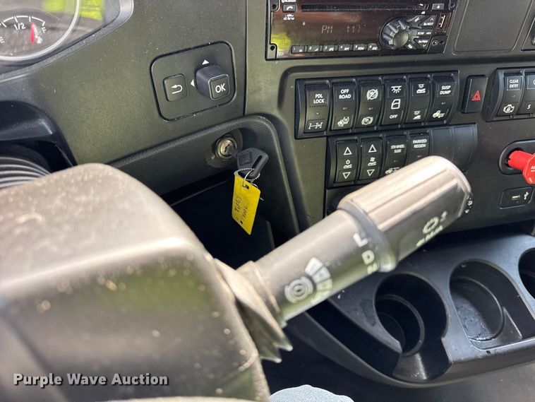 image for item YA1041 2019 International LT625 semi truck