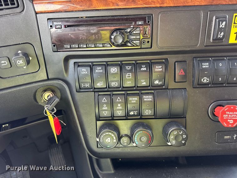 image for item YA1041 2019 International LT625 semi truck