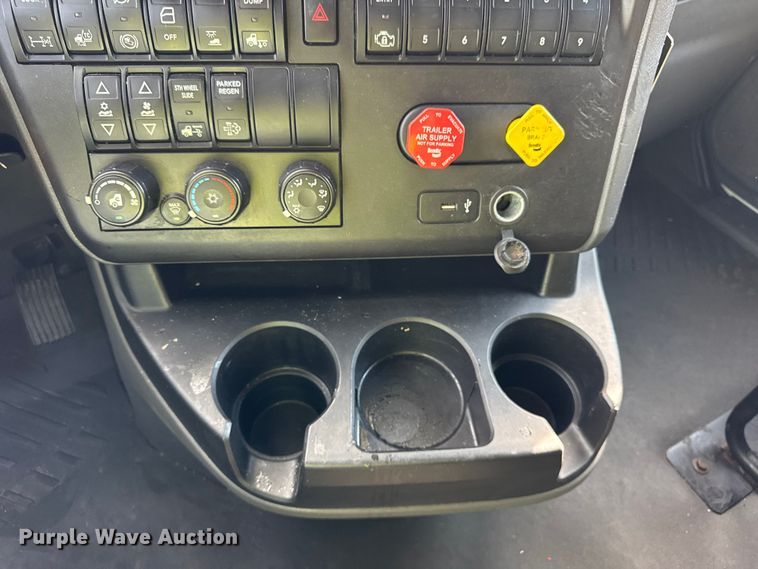 image for item YA1041 2019 International LT625 semi truck