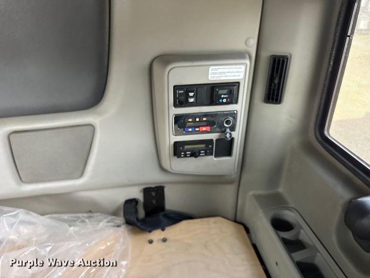 image for item YA1041 2019 International LT625 semi truck