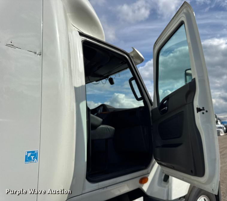 image for item YA1041 2019 International LT625 semi truck