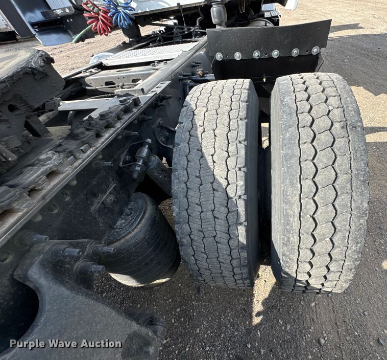 image for item YA1041 2019 International LT625 semi truck