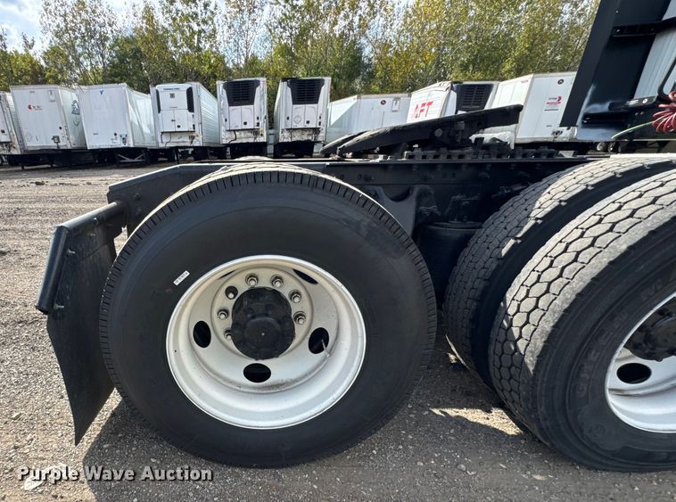 image for item YA1041 2019 International LT625 semi truck